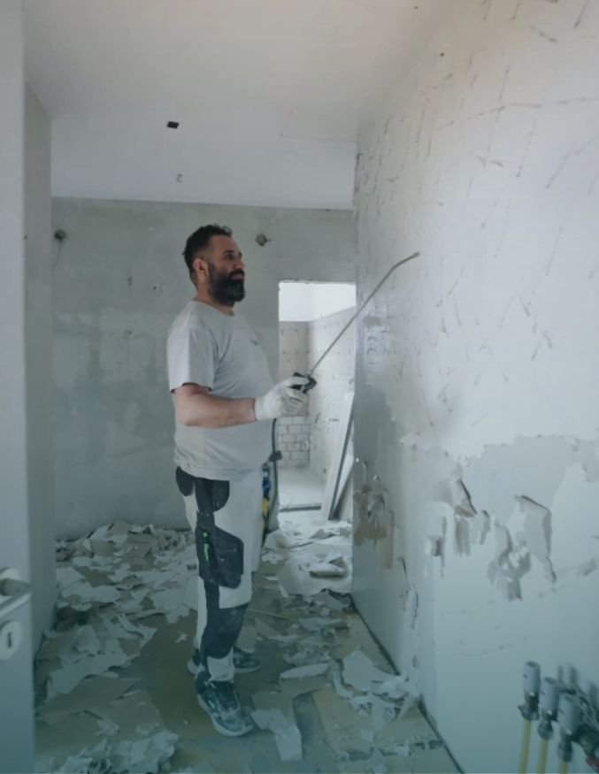 Renovierungsarbeiten richtig durchführen: Tapeten entfernen, Farben abtragen